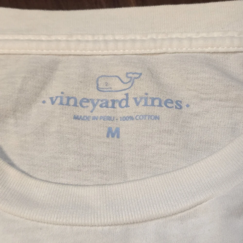 Vineyard Vines Medium Long Sleeve Pocket Tee "Dive Bar" Like New - Picture 5 of 8